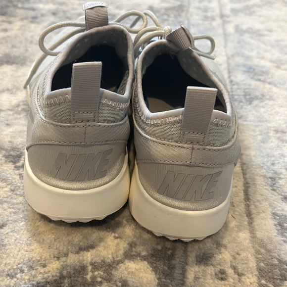 Nike size 7 lightweight gray and white shoes. - Picture 3 of 5